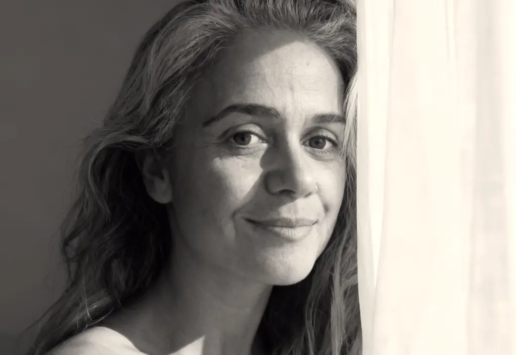 Esther Moreno junto a la ventana